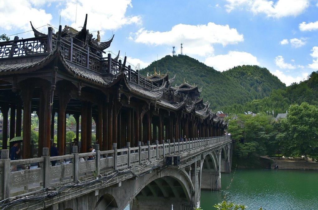 逃离地下古寺庙